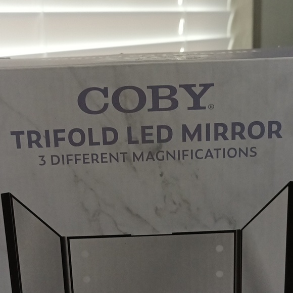 Smart touch tri-fold LED mirror - Picture 5 of 8